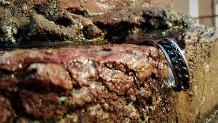 unique thumb ring with chain designの写真素材