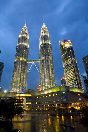 KUALA LUMPUR, MALAYSIA - JANUARY 06: Night view of The Petronas Twin Towers on January 06, 2011 in Kuala Lumpur, Malaysia. The skyscraper (451.9m/88 floors) is the tallest twin buildings in the world.のeditorial素材