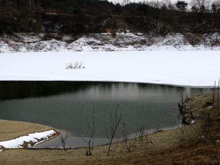 a lake covered with snow の写真素材