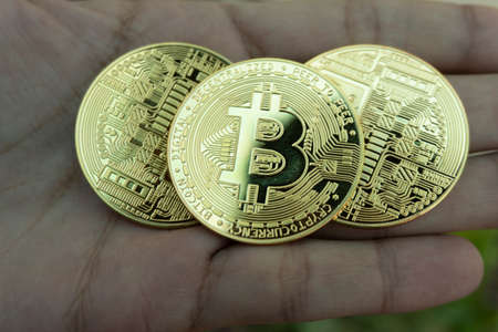 Close up golden coin with bitcoin symbol isolated on white backgroundの写真素材