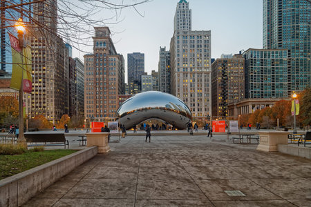 Chicago, Illinois-December 2,2015: Cloud Gate (The bean) at Millennium Park with Chicago skyline in the background Daylight view.のeditorial素材