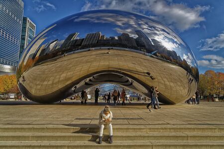 Chicago, Illinois-December 2,2015: Cloud Gate (The bean) at Millennium Park with Chicago skyline in the background Daylight view.のeditorial素材
