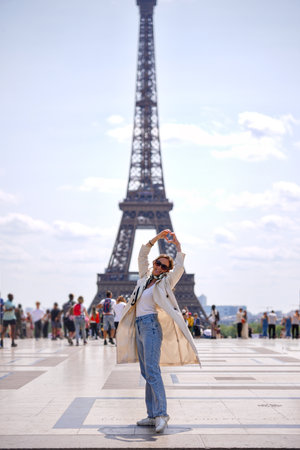 Happy woman posing near Eiffel Tower in Parisの写真素材