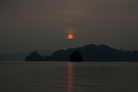 Sunset in Halong bay with red sun in the horizon, Halong Bay, Vietnam, 2016のeditorial素材
