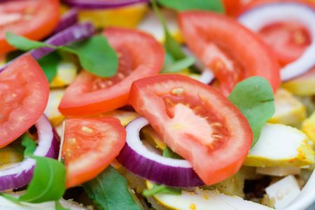 Healthy salad with tomatoes, red onion and chickenの写真素材