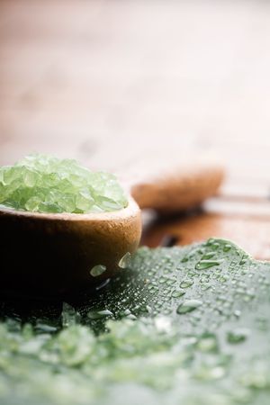 Green bath salt on wooden spoonの写真素材