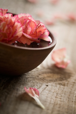 Close up of flowers floating in bowl of waterの写真素材