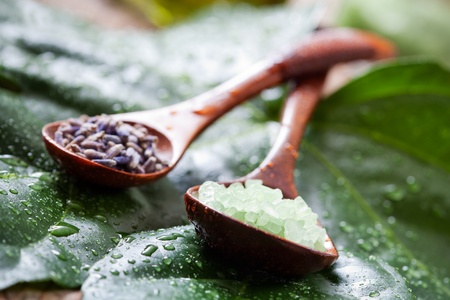 Green bath salt on brown wooden spoonの写真素材
