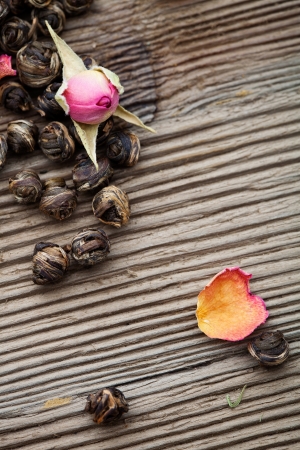 Fresh green tea leaves with rose budsの写真素材