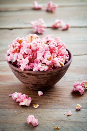 Pink chocolate pop corn in brown bowlの写真素材