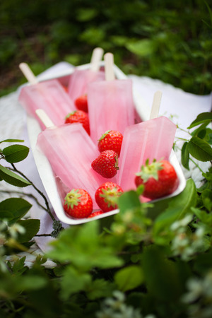 Pink popsicles with fresh strawberriesの写真素材