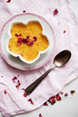 Homemade creme brulee with edble pink rosesの写真素材