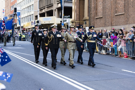 Senior officers of all the armed forces march in sync past the crowd down Elizabeth Stのeditorial素材