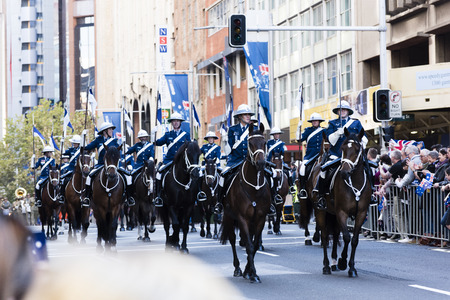 The NSW mounted police unit trots by the crowd along Elizabeth Stのeditorial素材