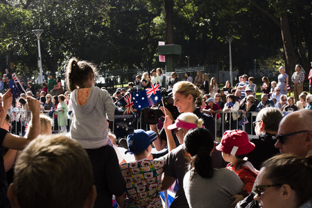 Female reporter stops and talks to the crowd as she moves along Elizabeth Stのeditorial素材