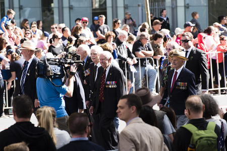 News crew film smiling veteran while they move down ELizabeth Stのeditorial素材