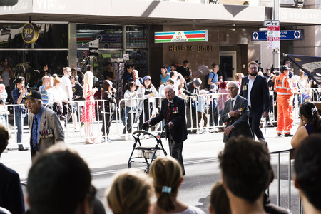 Veteran using a zimmerframe to assist him while marching past the crowd on Elizabeth Stのeditorial素材