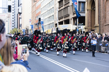 The first drum and pipe marching band passes by the crowd along Elizabeth Stのeditorial素材