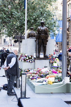 Man reading the tributes on the wreaths and flowers placed at the cenotaph in Martin Placeのeditorial素材