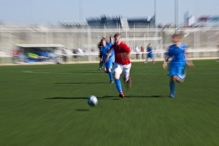 Un match de football, des personnes en courant aprÃ¨s le ballon, en tentant consegirlo avant que les demas. Lのeditorial素材