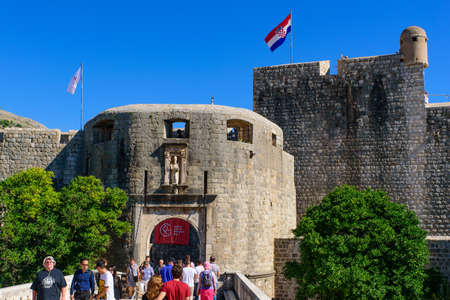 People walking through Pile Gate, the main entrance to the old town of Dubrovnik, Croatiaのeditorial素材