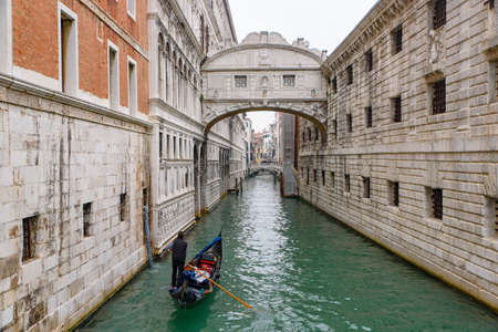 A gondola passing the Bridge of Sighs (Ponte dei Sospiri), Venice, Italyのeditorial素材