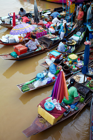 Floating market, people sell food on the boat.のeditorial素材