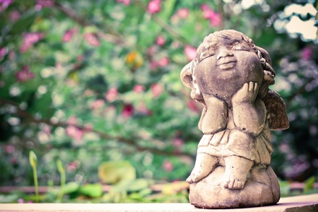 Statues in the gardenの素材