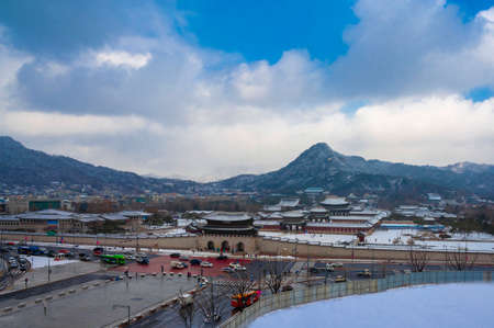 Gyeongbokgung palace. frozen under snow on a stormy snowy day during winter and traffic in Seoul, Korea.のeditorial素材