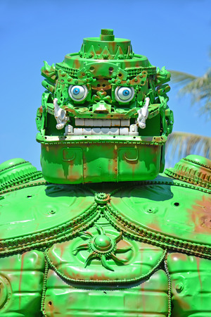 ANGTHONG,THAILAND - NOVEMBER 16, 2014 :  The green giant robot made from scrap metal display at Ban Hun Lekのeditorial素材