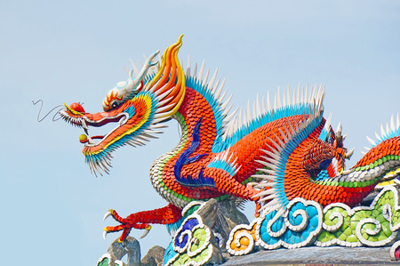 Dragon statue on roof of chinese templeの写真素材
