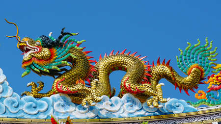 Dragon statue on roof of chinese templeの写真素材