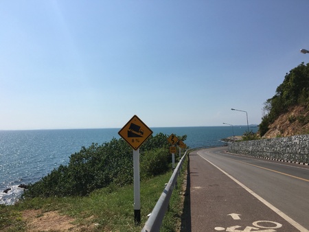 asphalt road by the seaの素材