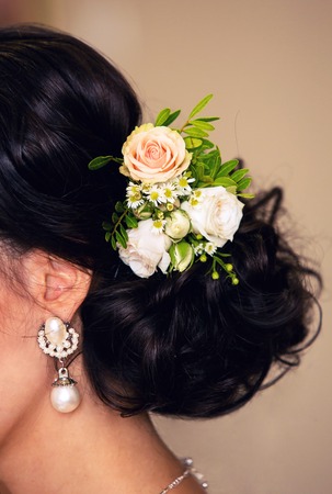 pink roses in the bride's hair