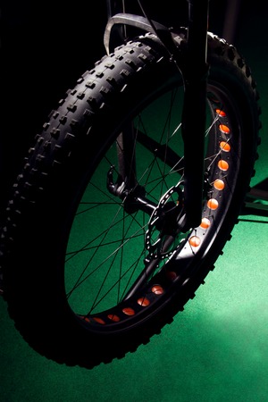 Close-up bicycle wheel for off-road cycling