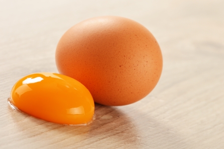 Chicken eggs on kitchen tableの写真素材