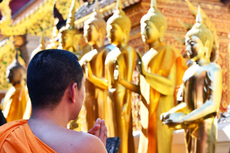 CHIANG MAI, THAILAND - JAN 17, 2018: Monk praying at Wat Phra That Doi Suthep, a Buddhist temple in Chiang Mai Province, Thailandのeditorial素材