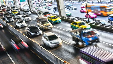 Controlled-access highway in Bangkok during rush hour.
の写真素材