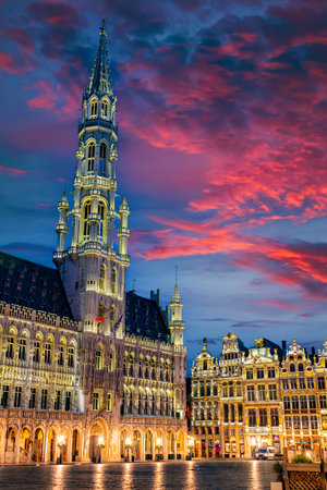 BRUSSELS, BELGIUM - AUG 20, 2022: Architecture of the Grand Place or Grote Markt in Brussels, Belgium after sunsetのeditorial素材