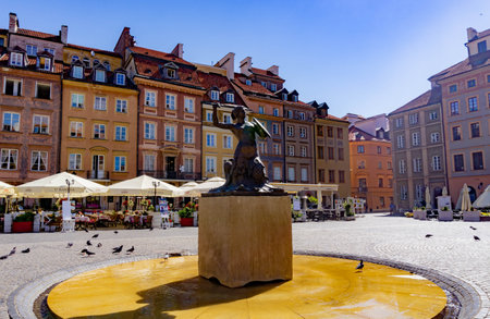 Main square of the city of Warsaw with the statue of the little mermaid in the middle, on a sunny day.のeditorial素材