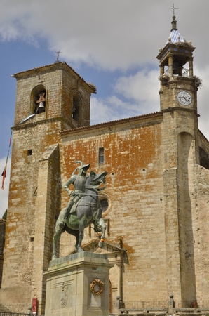 Equestrian statue of Francisco Pizarro, Spanish conqueror, in front of a church in the main square of Trujillo, Caceres, Spain.のeditorial素材