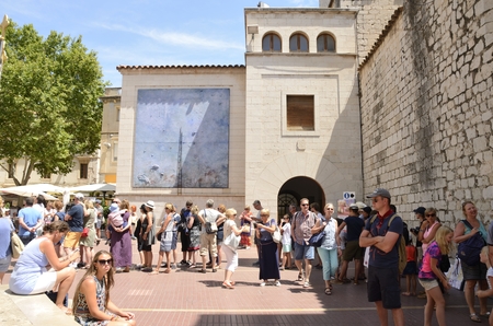 People at a queue to get into the Dali Theater and Museum in Figueres, a city of Girona, Catalonia, Spain.のeditorial素材