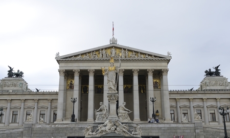 Stone sculptures at the exterior of the Parliament building  in Vienna, Austria.のeditorial素材