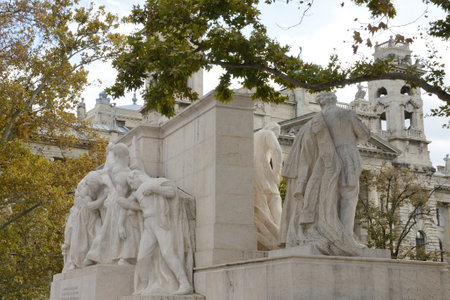 Budapest, Hungary - October 22, 2021: Memorial monument to Prsesident Kossuth in front of the of the Parliament building in Budapest, Hungary.のeditorial素材