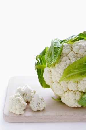 Close-up of cauliflower on cutting boardの写真素材