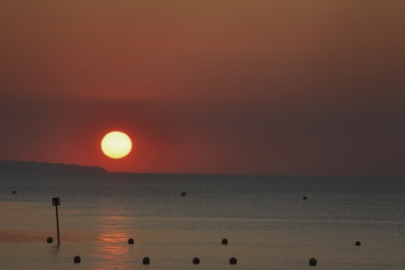 Sun setting over oceanの写真素材