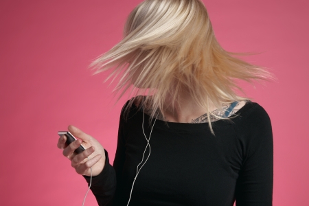 15060012,Standing,Casual Clothing,Whites,Leisure Activities,Young Adult,One Person Only,Long Hair,Relaxation,Half-Length,Music,MP3 Player,Adult,Woman,Blonde Hair,Unrecognizable Person,Pink,20-25 Years,Young Adult Woman,Young,Holding,Obscured Face,Entertaiの写真素材