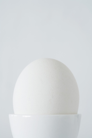 15100002,Close-Up,Food,Cropped,White Colour,Nobody,White Background,Studio Shot,Two Objects,Simplicity,Boiled Egg,Egg,egg cup
, の写真素材