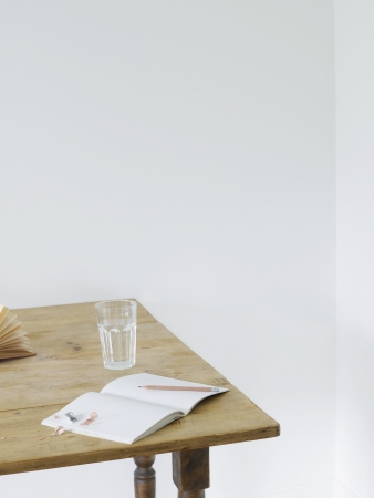 15100061,Day,Indoors,Nobody,Table,At Home,Paper Material,Pencil,Simplicity,Water Glass,drinking water,sharpener
, の写真素材