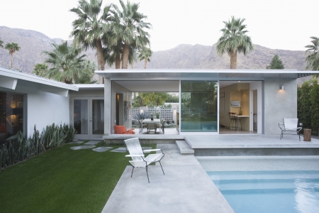 Palm Springs swimming pool and home exteriorの写真素材